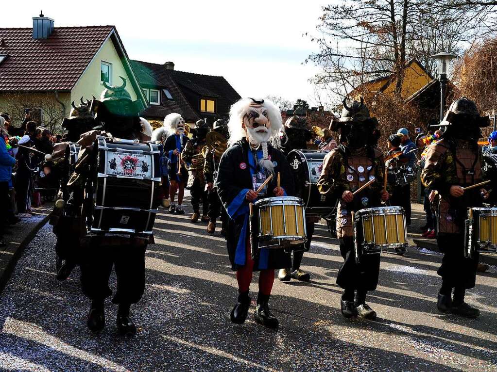 Buntes Treiben bei Sonnenschein: Eindrcke vom groen Umzug in Bad Krozingen, der in eine Feier im Narrendorf mndete.