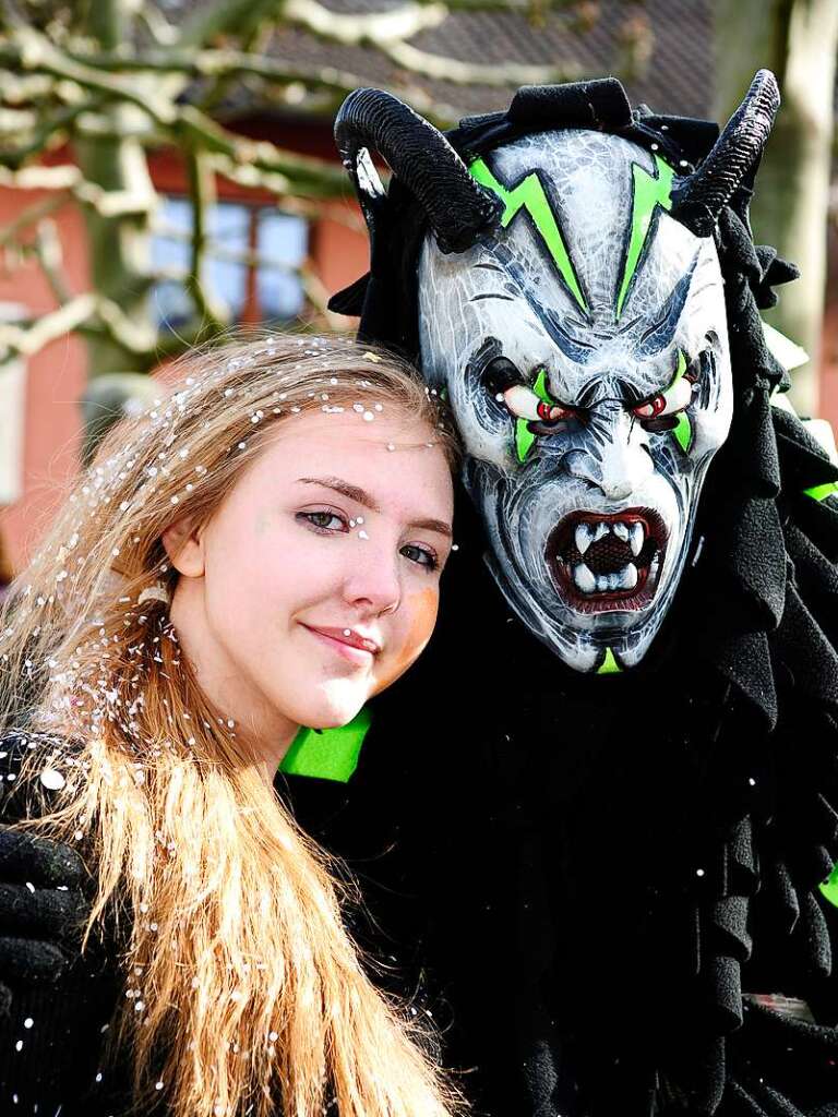 Buntes Treiben bei Sonnenschein: Eindrcke vom groen Umzug in Bad Krozingen, der in eine Feier im Narrendorf mndete.