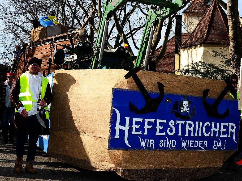 Buntes Treiben bei Sonnenschein: Eindrcke vom groen Umzug in Bad Krozingen, der in eine Feier im Narrendorf mndete.