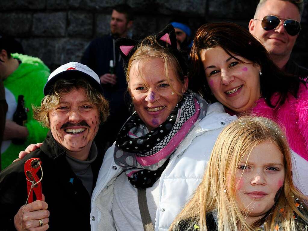 Buntes Treiben bei Sonnenschein: Eindrcke vom groen Umzug in Bad Krozingen, der in eine Feier im Narrendorf mndete.