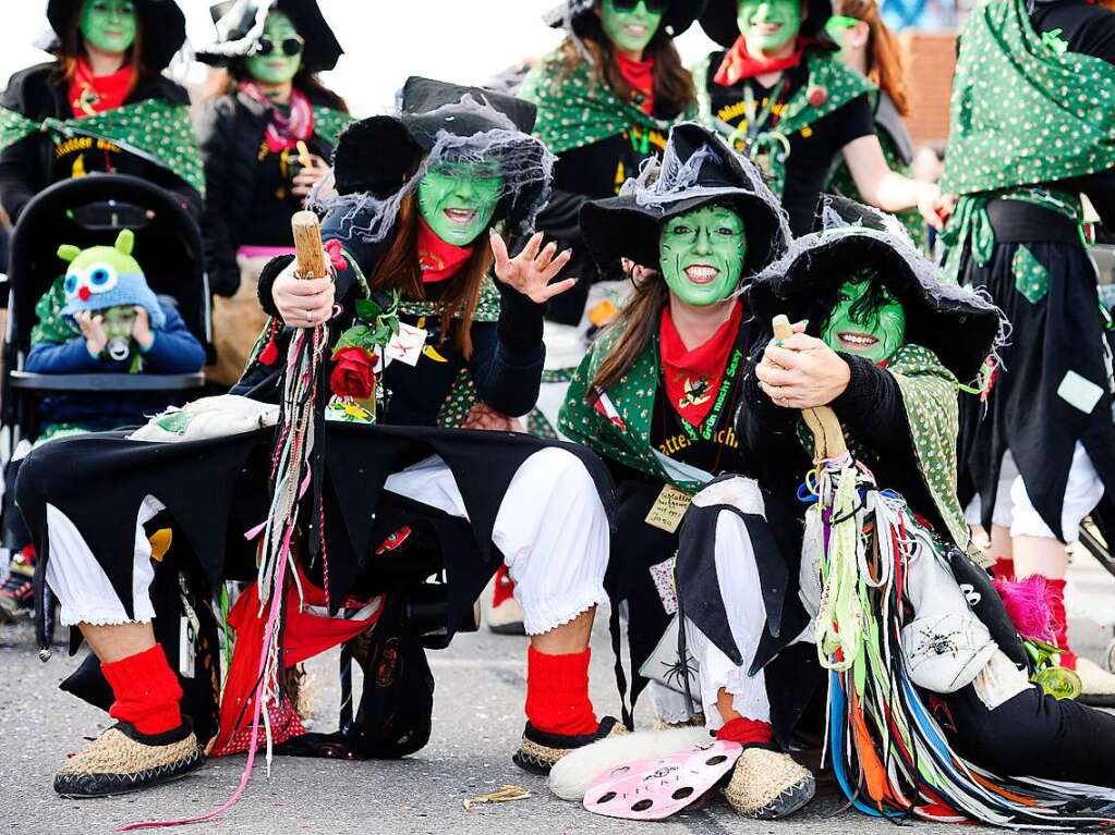 Buntes Treiben bei Sonnenschein: Eindrcke vom groen Umzug in Bad Krozingen, der in eine Feier im Narrendorf mndete.