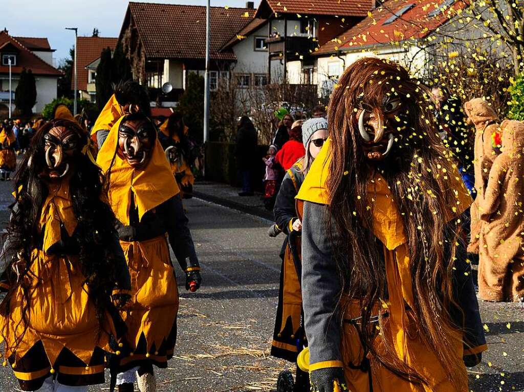 Buntes Treiben bei Sonnenschein: Eindrcke vom groen Umzug in Bad Krozingen, der in eine Feier im Narrendorf mndete.