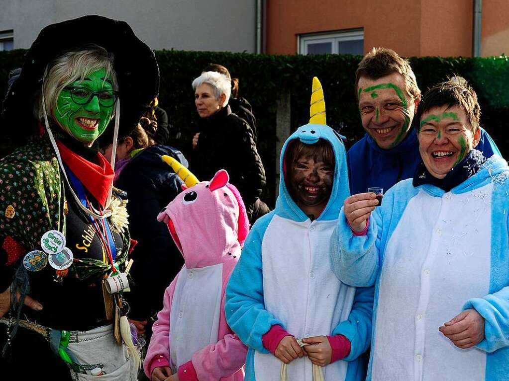 Buntes Treiben bei Sonnenschein: Eindrcke vom groen Umzug in Bad Krozingen, der in eine Feier im Narrendorf mndete.