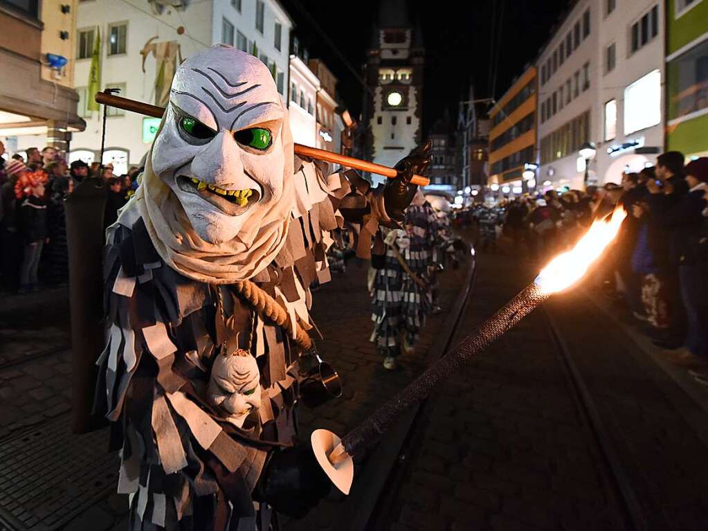 Nach elf Jahren Pause fand am Samstagabend wieder ein nrrischer Fackelumzug in Freiburg statt.