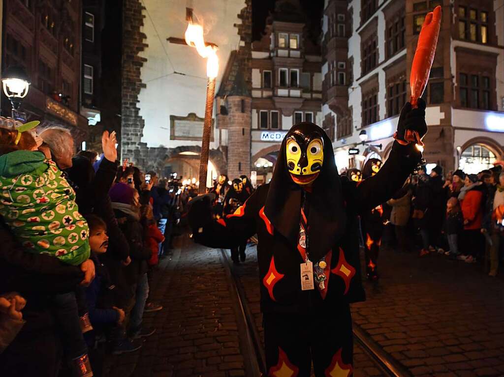 Nach elf Jahren Pause fand am Samstagabend wieder ein nrrischer Fackelumzug in Freiburg statt.