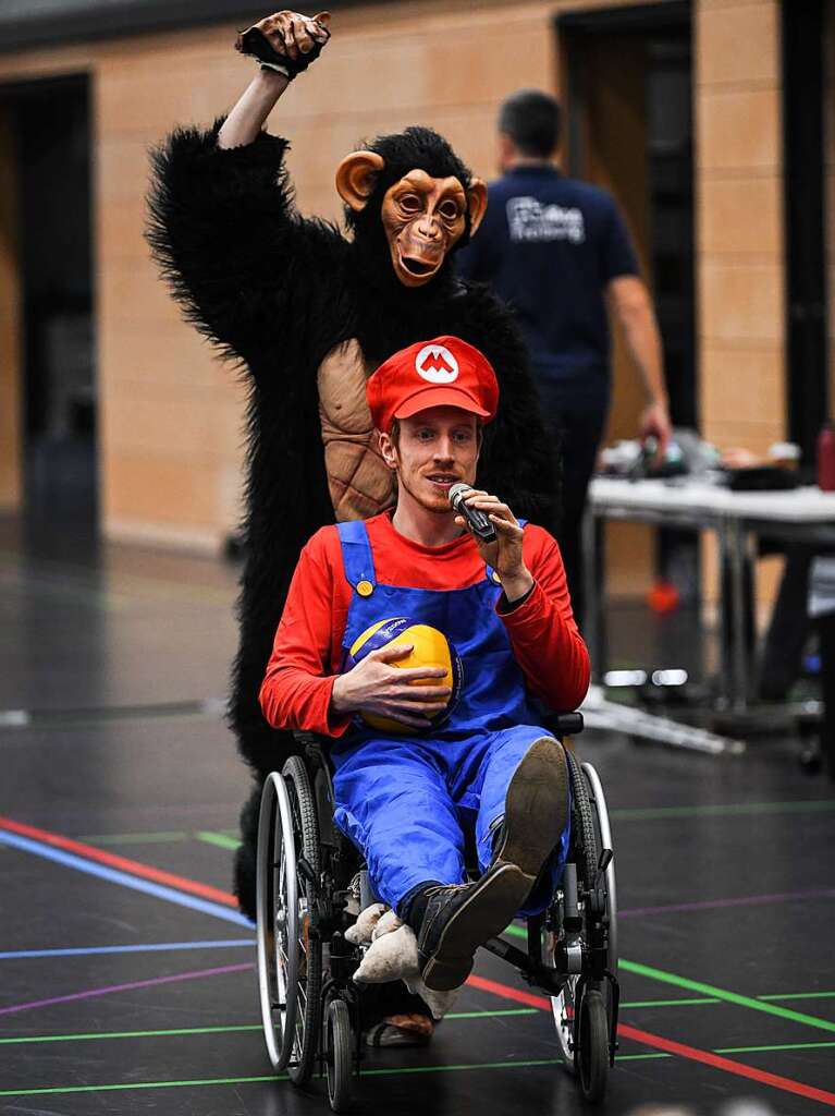 Super-Mario und sein ffle: Der am Knie operierte Hallensprecher Stefan Seeherr lie sich im Rollstuhl vom FT-Maskottchen Bongo durch die Halle kutschieren.