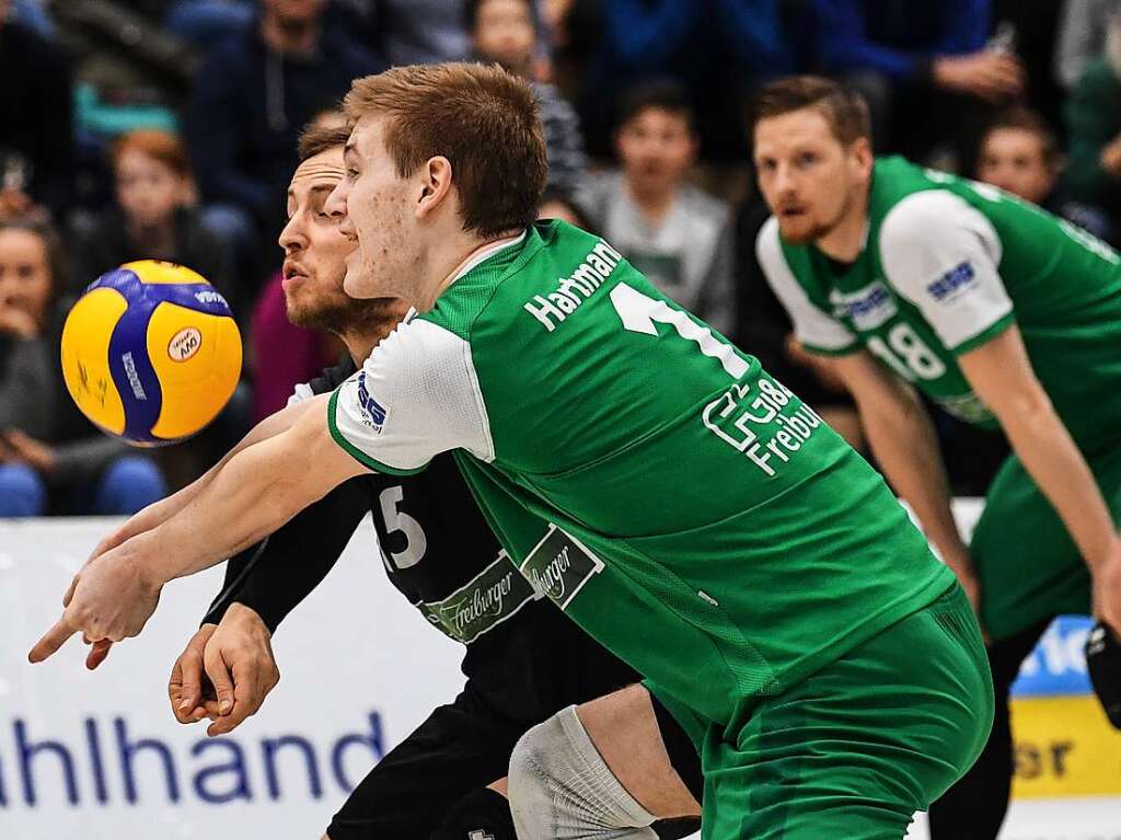 Libero Jonathan Schnhagen (hinten) und Luc Hartmann begegnen sich bei der Ballannahme.