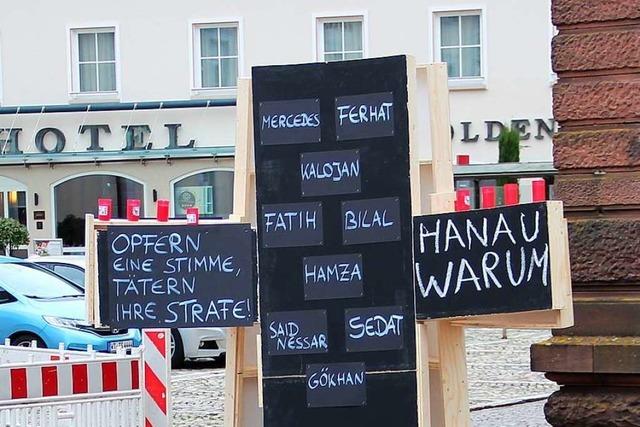 Stilles Gedenken an die Opfer von Hanau auf dem Münsterplatz in Bad Säckingen