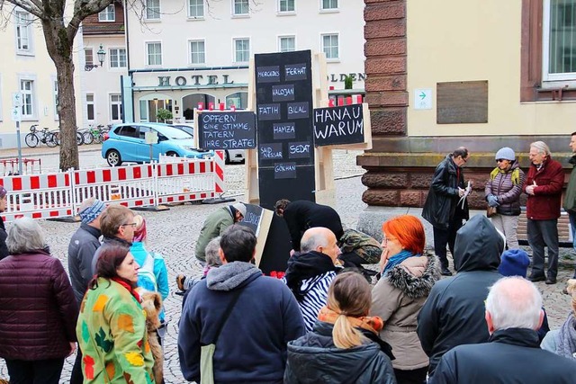 Am Rande des Mnsterplatzes in Bad Sc...es Kreuz an die Terroropfer von Hanau.  | Foto: Christiane Pfeifer