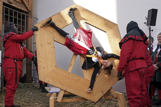 Keine Gnade:  Die SPD-Bundestagsabgeor...n den Henkern aufs Folterrad gespannt.  | Foto: Ursula Freudig