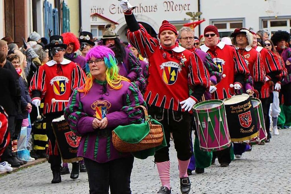 Umzug in Riegel: Der historische Fanfarenzug der Freiwilligen Feuerwehr aus Teningen führte zusammen mit dem Fanfarenzug aus Weisweil den Umzug an. (Foto: Helmut Hassler) Umzug in Riegel: Der historische Fanfarenzug der Freiwilligen Feuerwehr aus Teningen führte zusammen mit dem Fanfarenzug aus Weisweil den Umzug an. (Foto: Helmut Hassler)