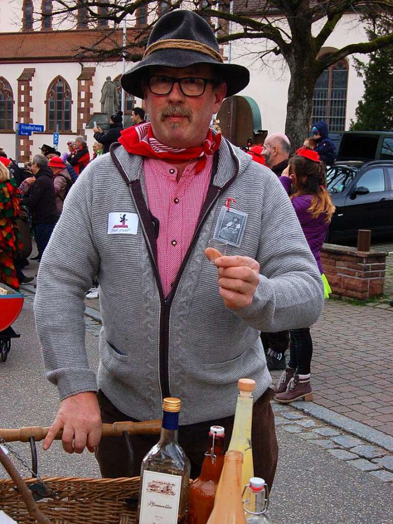 Im Umzug mit dabei: Wassermeister Klaus Ruf mit Hochprozentigem