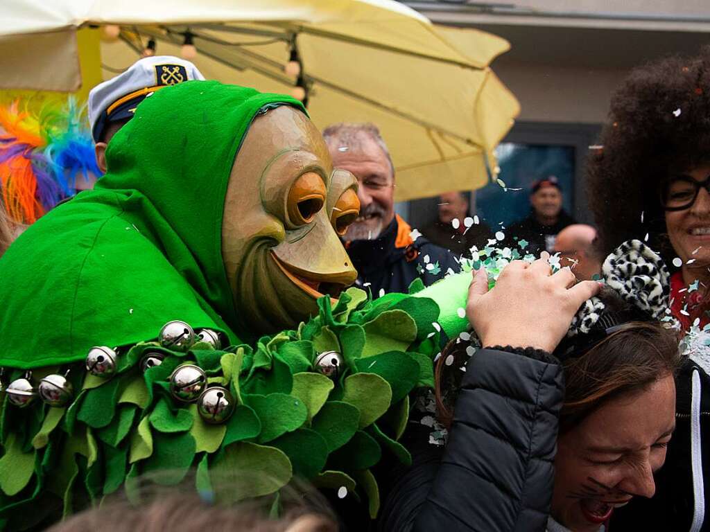 Ein Wuhrlochfrosch beim Konfettistopfen