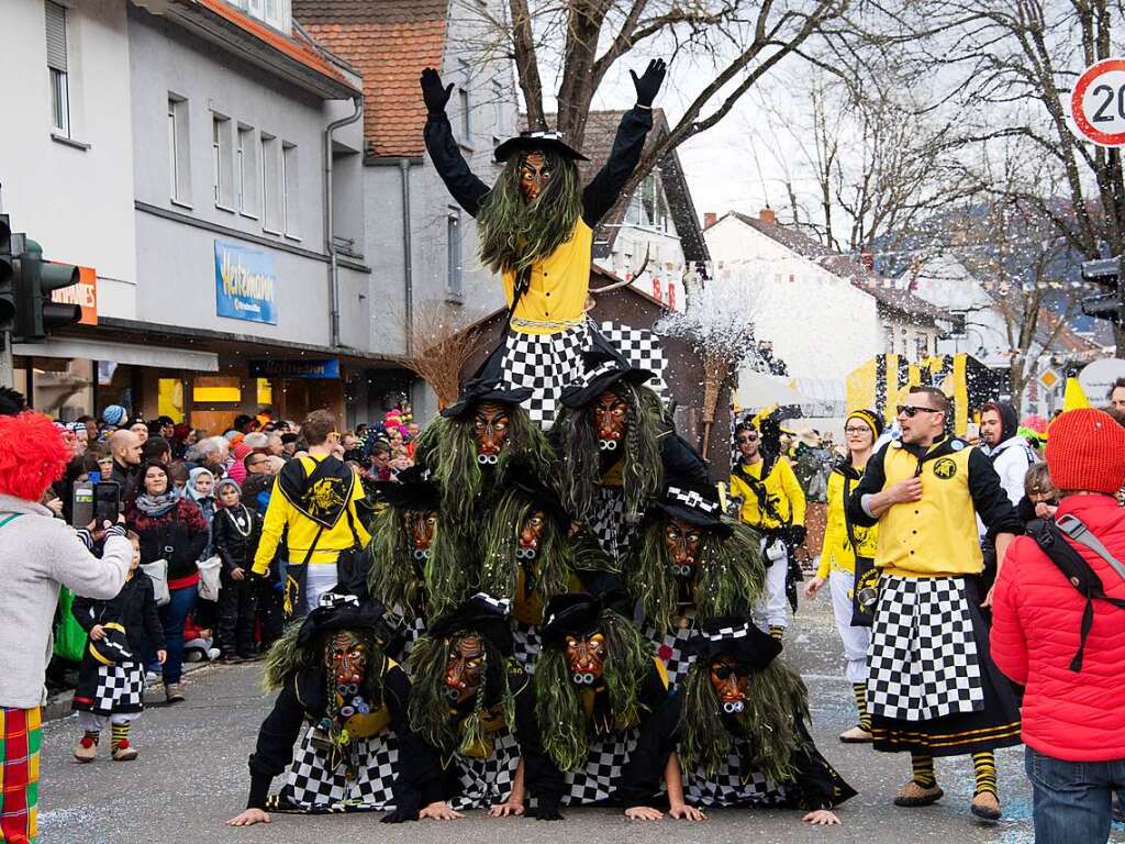 Neuenburger Cross-Hexen bauen eine Pyramide.