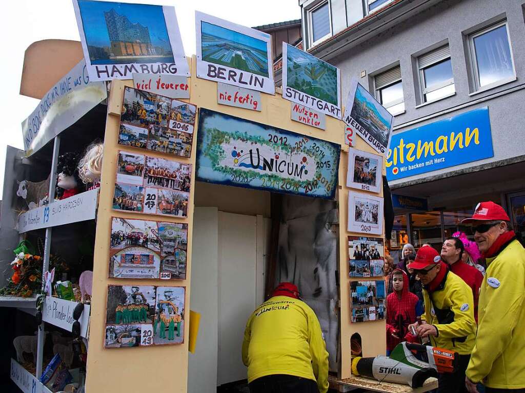 Die Wagenbaugruppe Unicum zeigt die Fertigstellung des vergoldeten Parkhauses am Kronenrain und die Einordnung in die berchtigtsten Bauprojekte in der Republik.