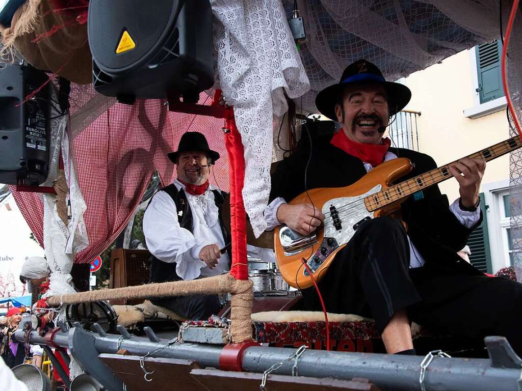 Marketenderinnen und Musiker der Zigeunerclique Neuenburg