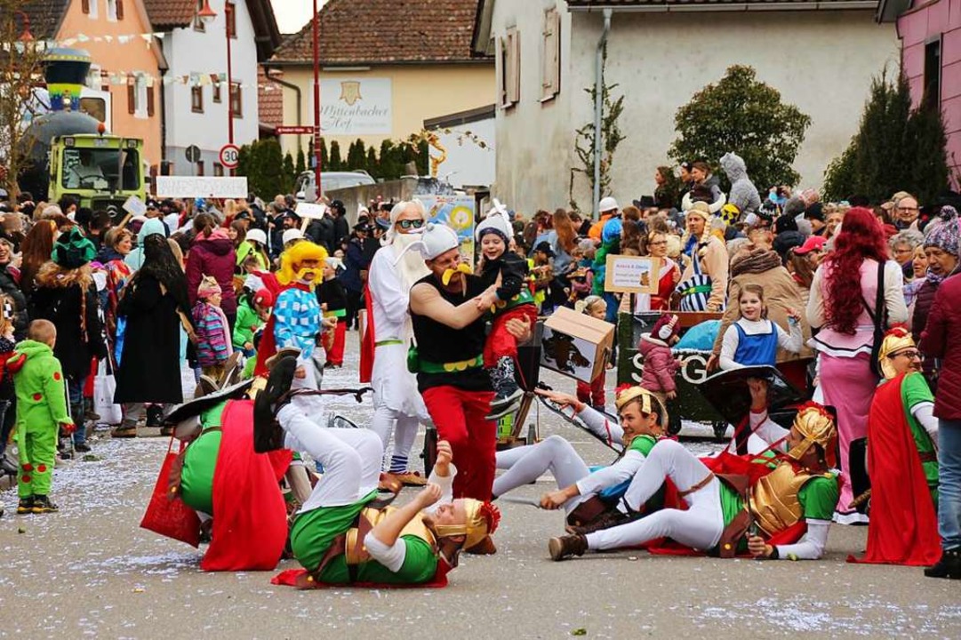 Turbulente Umzugstruppe des Sportverei...en unter den rmischen Legionren auf.  | Foto: Mario Schneberg