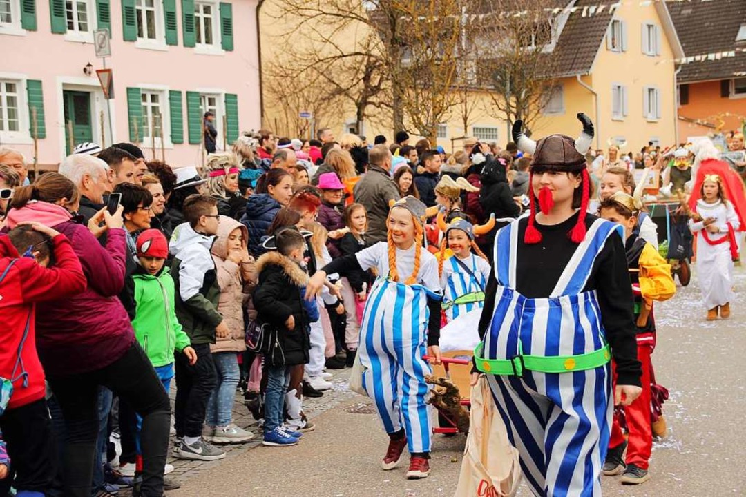 Viel Publikum sumt die Umzugsstrecke, hier mit den Galliern vom Sportverein.  | Foto: Mario Schneberg