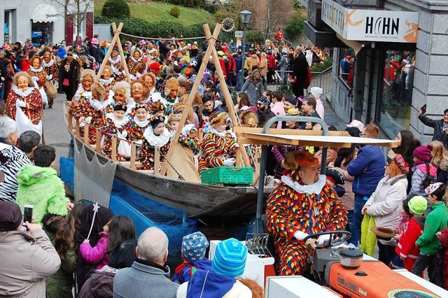 Die Narro-Altfischerzunft kam  mit ihrem Narrensamen im Holzsaibling.  | Foto: Melanie Dramac