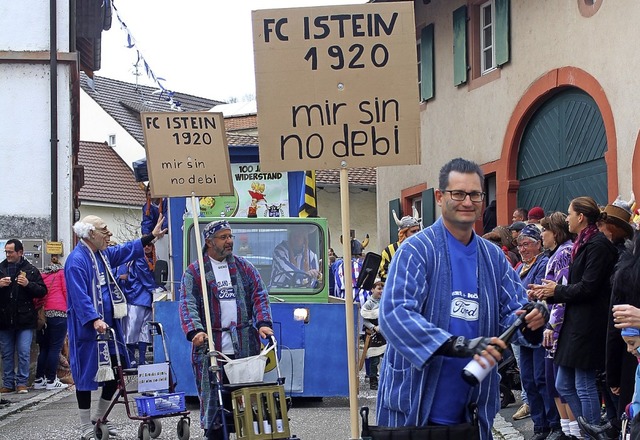 100 Jahre alt aber fit wie eh und je, die Isteiner Fuballer feiern sich.  | Foto: Reinhard Cremer