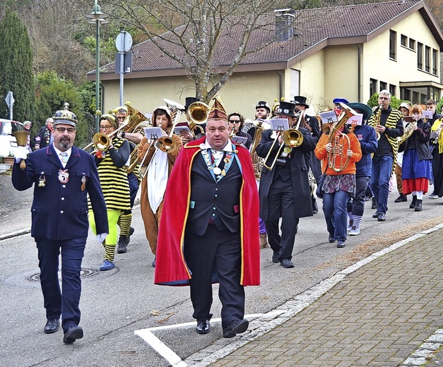 Dorfbttel Matthias Huber (von links) ...er Michael Sutter fhren den Umzug an.  | Foto: Barbara Halder