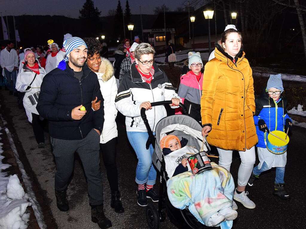 Gleich zwei Hemdglunkerumzge formierten sich am „Schmutzigen Dunschdig“ auf dem Hchenschwanderberg. So startete der erste Umzug bereits um 17.11 Uhr an der Halle Attlisberg. Und der<ppp></ppp>