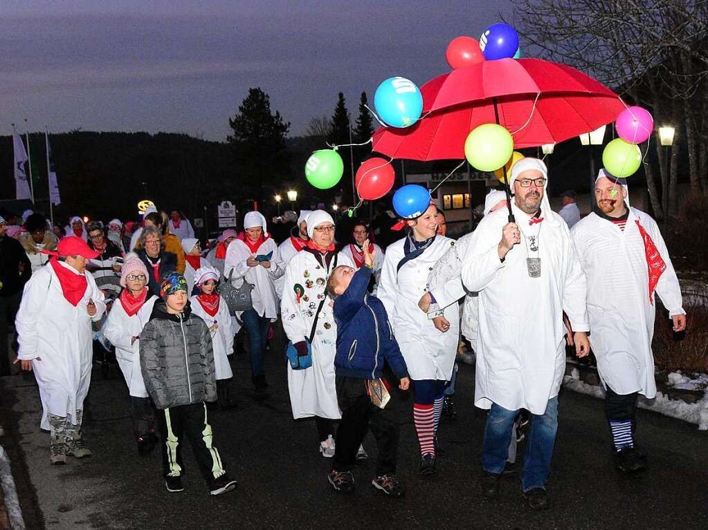 <ppp> </ppp>groe Hemdglunkerumzug der Narrenzunft Tannenzpfle startete dann um 18.11 Uhr am „Haus des Gastes“. An der Spitze ging Zunftmeister Martin Hagenbucher (mit Schirm).