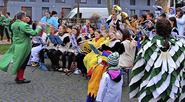 Die Jugendkapellen aus Bleichheim udn ...zheim erffneten die Straenfasnacht.   | Foto: Werner Schnabl