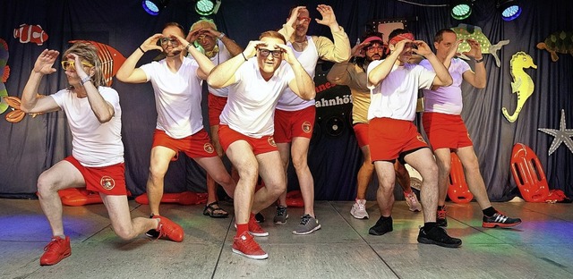 Das Mnnerballett kam als Rettungsschwimmer  la Baywatch.  | Foto: Jrgen Schweizer