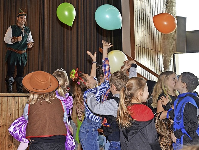 Wehe ein Luftballon berhrt den Boden:... Kinder an den verschiedenen Spielen.   | Foto: Roland Vitt