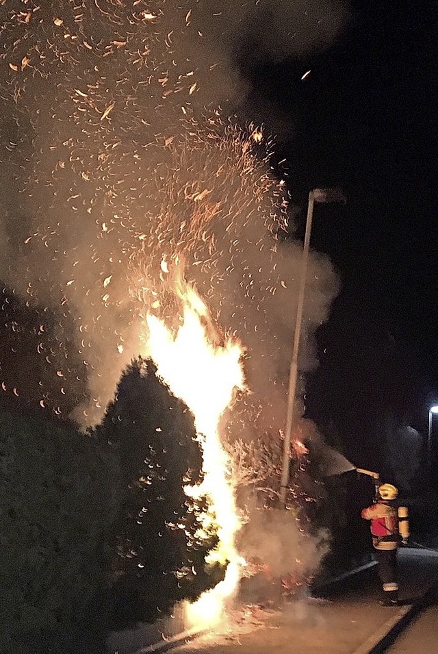 Feuerwehreinsatz wegen brennender Late...der Kaiserstuhlstrae in Herbolzheim.   | Foto: Feuerwehr Herbolzheim