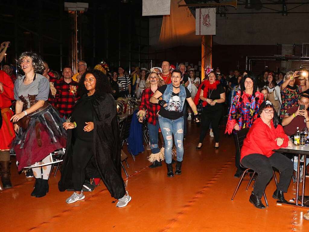 Circus Maximus in Riegel: Die Besucher tanzten beim Auftritt der Rmerinnen.