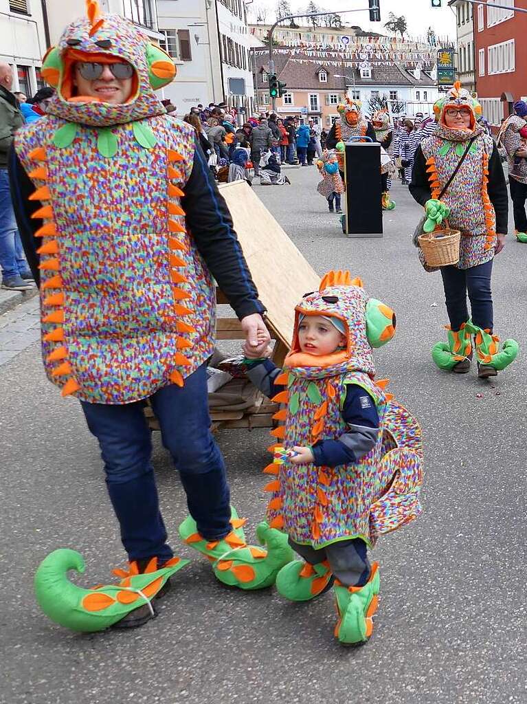 Beim Kinder- und Familienumzug sind der Fantasie keine Grenzen gesetzt. Zahlreiche Zuschauer verfolgten das nrrische Spektakel.