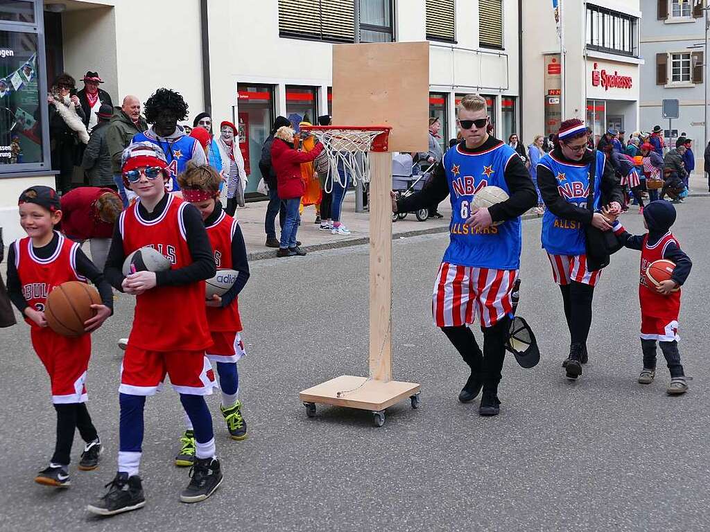 Beim Kinder- und Familienumzug sind der Fantasie keine Grenzen gesetzt. Zahlreiche Zuschauer verfolgten das nrrische Spektakel.