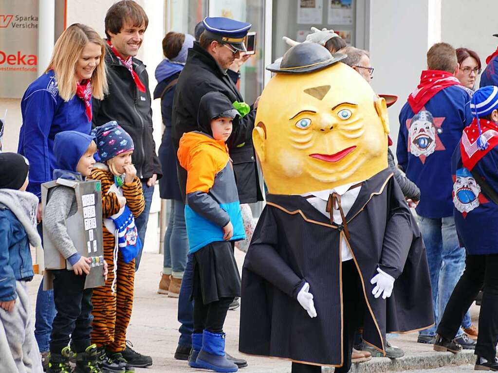 Beim Kinder- und Familienumzug sind der Fantasie keine Grenzen gesetzt. Zahlreiche Zuschauer verfolgten das nrrische Spektakel.