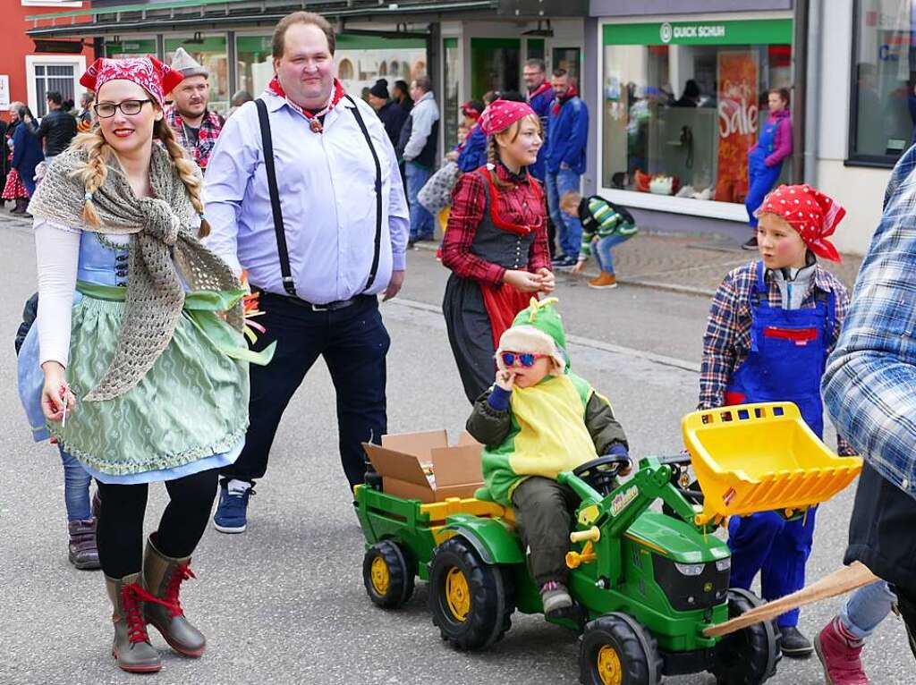 Beim Kinder- und Familienumzug sind der Fantasie keine Grenzen gesetzt. Zahlreiche Zuschauer verfolgten das nrrische Spektakel.