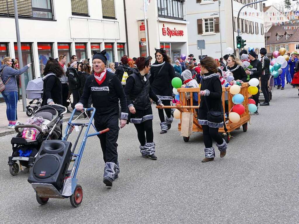 Beim Kinder- und Familienumzug sind der Fantasie keine Grenzen gesetzt. Zahlreiche Zuschauer verfolgten das nrrische Spektakel.