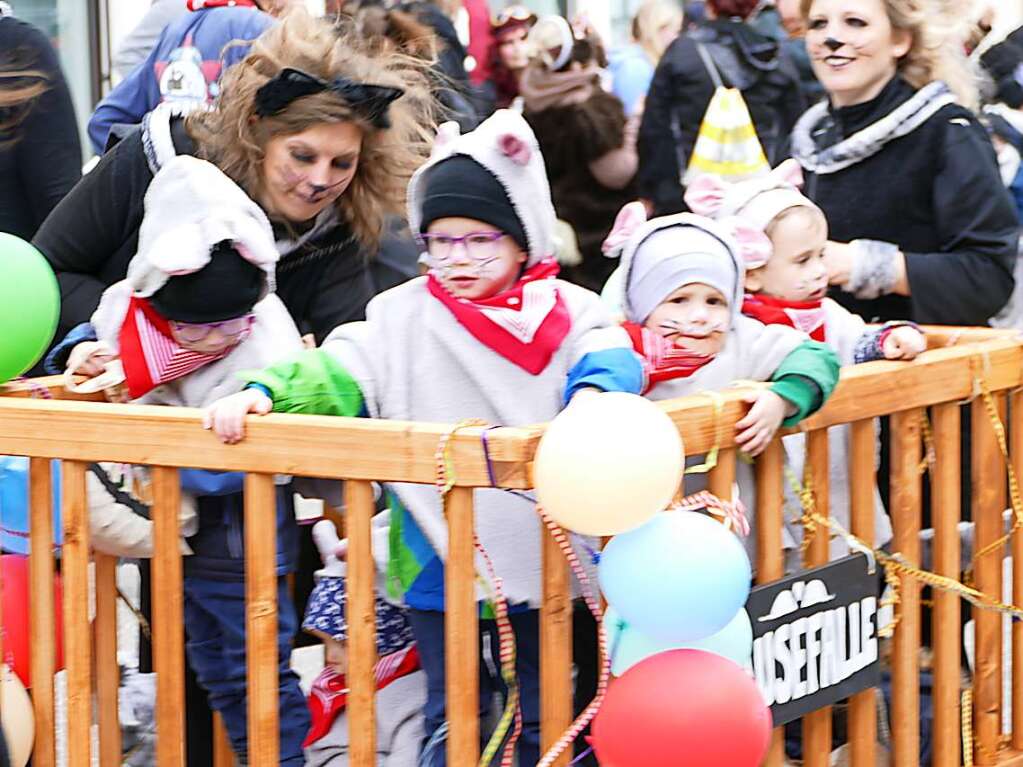 Beim Kinder- und Familienumzug sind der Fantasie keine Grenzen gesetzt. Zahlreiche Zuschauer verfolgten das nrrische Spektakel.