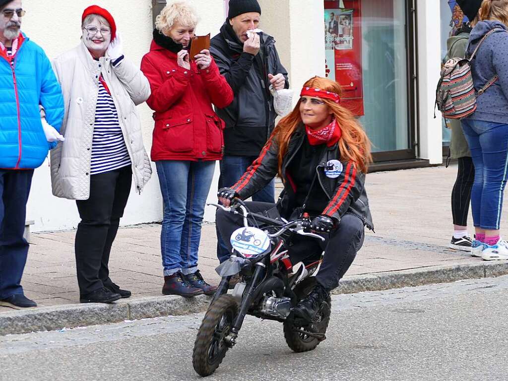 Beim Kinder- und Familienumzug sind der Fantasie keine Grenzen gesetzt. Zahlreiche Zuschauer verfolgten das nrrische Spektakel.