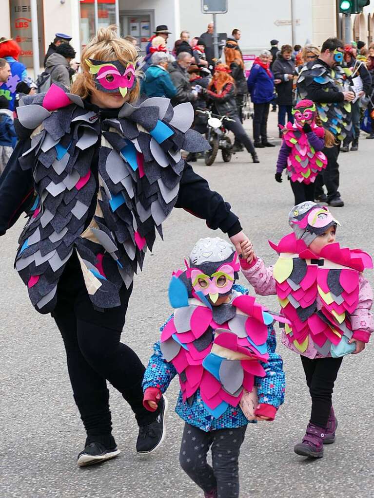 Beim Kinder- und Familienumzug sind der Fantasie keine Grenzen gesetzt. Zahlreiche Zuschauer verfolgten das nrrische Spektakel.