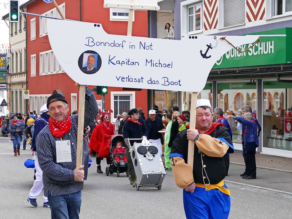 Beim Kinder- und Familienumzug sind der Fantasie keine Grenzen gesetzt. Zahlreiche Zuschauer verfolgten das nrrische Spektakel.