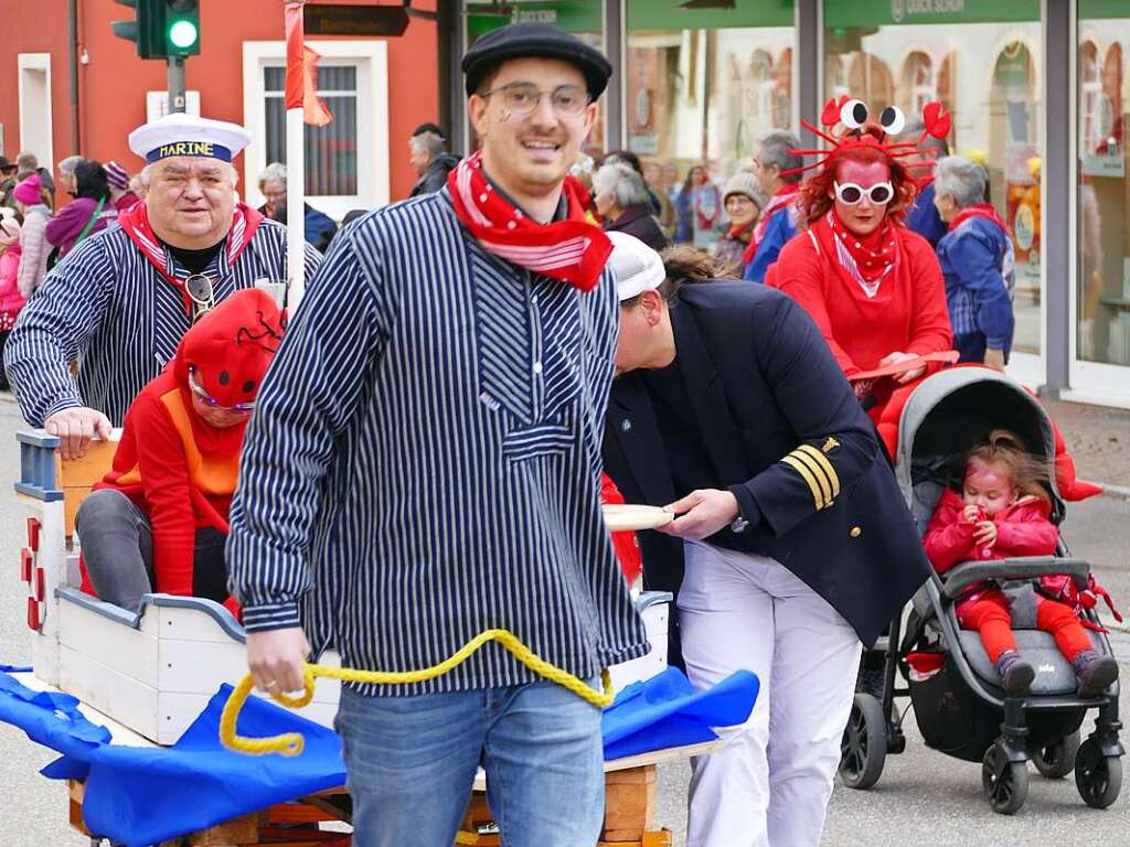 Beim Kinder- und Familienumzug sind der Fantasie keine Grenzen gesetzt. Zahlreiche Zuschauer verfolgten das nrrische Spektakel.