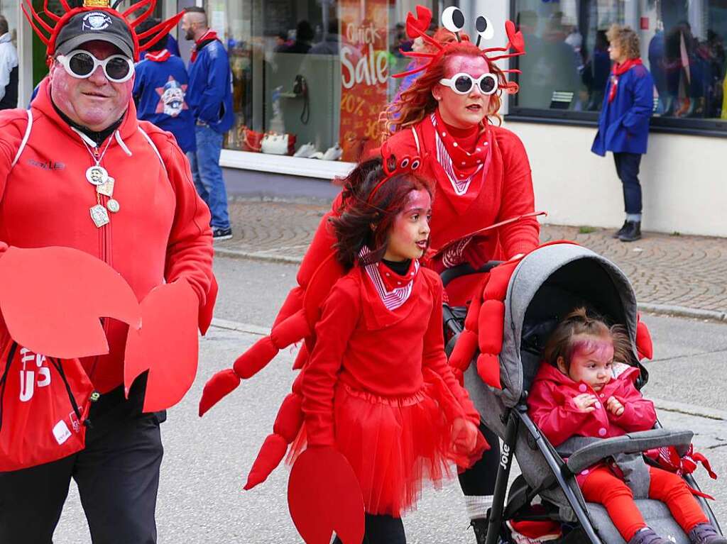 Beim Kinder- und Familienumzug sind der Fantasie keine Grenzen gesetzt. Zahlreiche Zuschauer verfolgten das nrrische Spektakel.