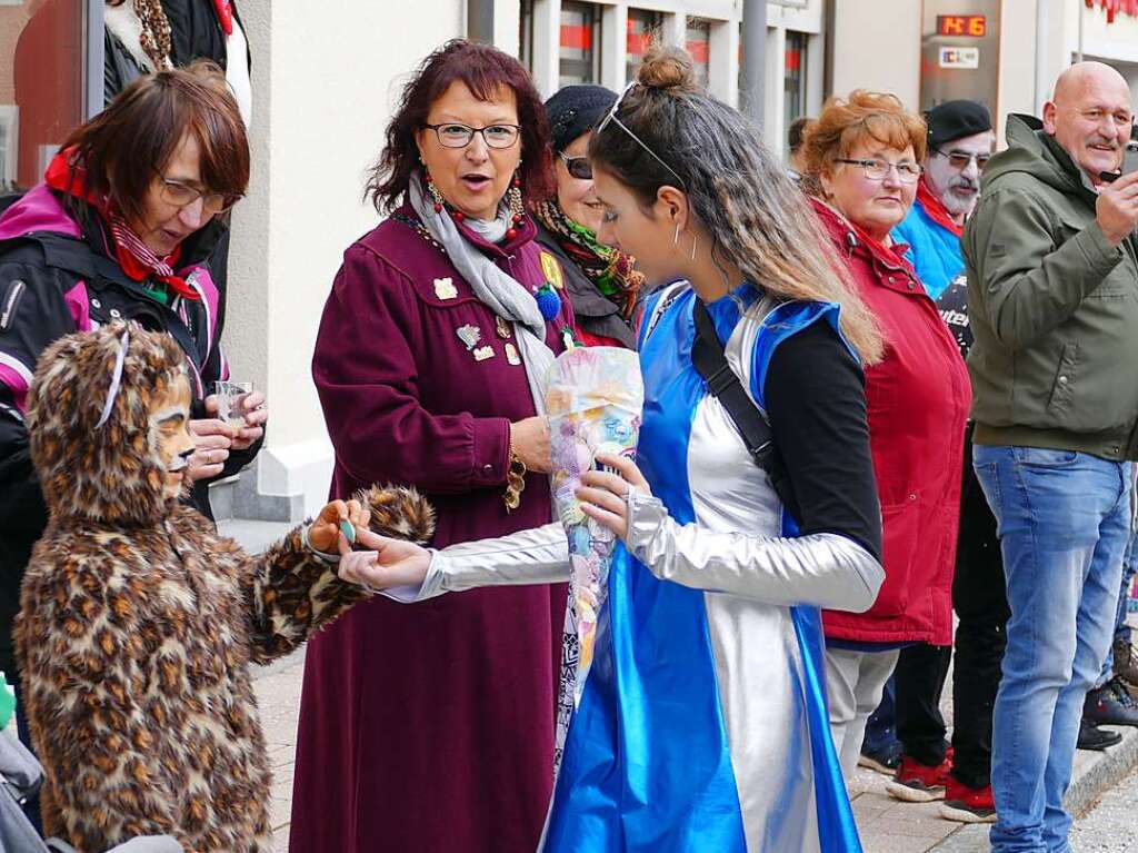 Beim Kinder- und Familienumzug sind der Fantasie keine Grenzen gesetzt. Zahlreiche Zuschauer verfolgten das nrrische Spektakel.