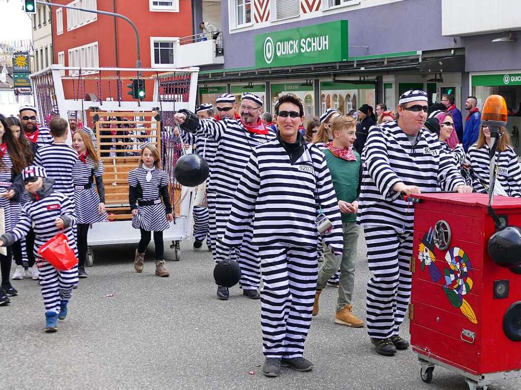 Beim Kinder- und Familienumzug sind der Fantasie keine Grenzen gesetzt. Zahlreiche Zuschauer verfolgten das nrrische Spektakel.