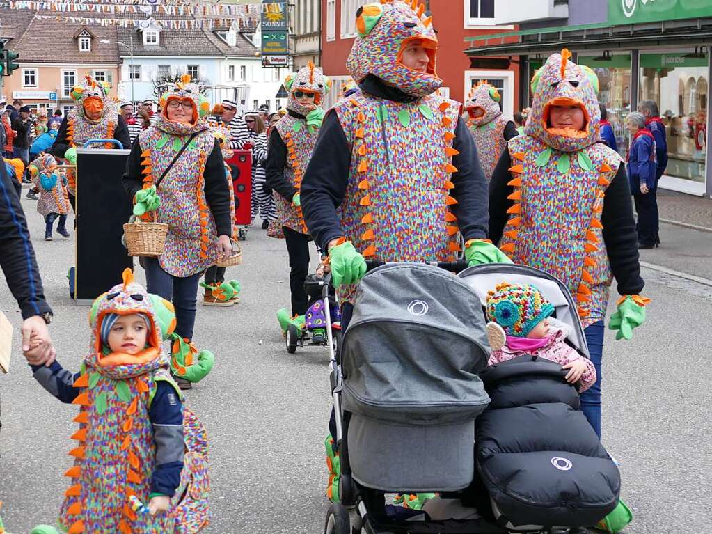 Beim Kinder- und Familienumzug sind der Fantasie keine Grenzen gesetzt. Zahlreiche Zuschauer verfolgten das nrrische Spektakel.