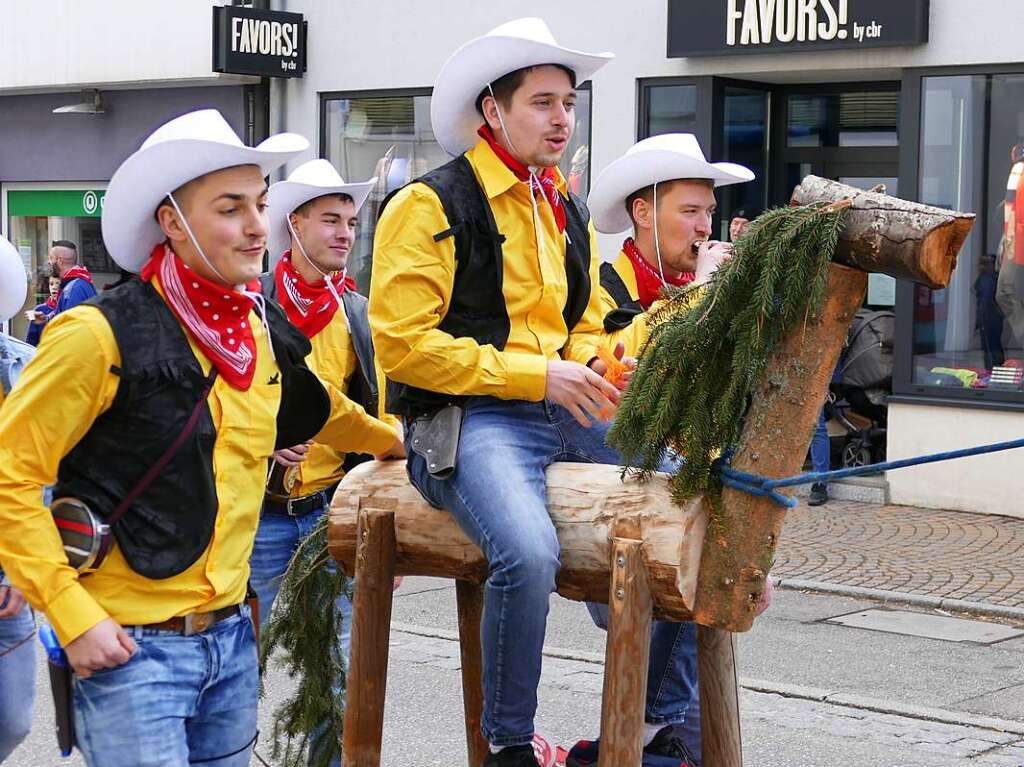 Beim Kinder- und Familienumzug sind der Fantasie keine Grenzen gesetzt. Zahlreiche Zuschauer verfolgten das nrrische Spektakel.