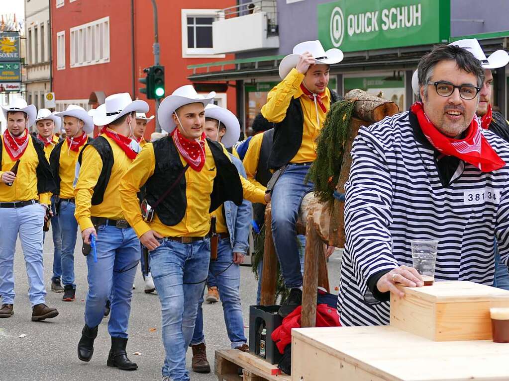 Beim Kinder- und Familienumzug sind der Fantasie keine Grenzen gesetzt. Zahlreiche Zuschauer verfolgten das nrrische Spektakel.