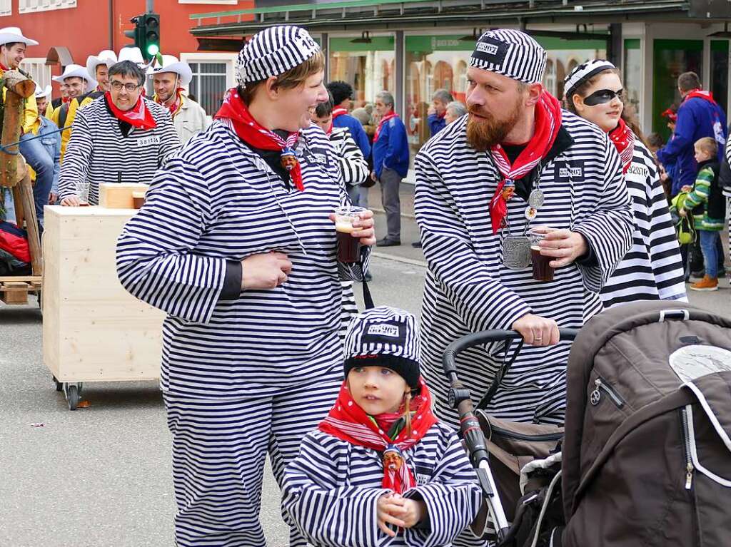 Beim Kinder- und Familienumzug sind der Fantasie keine Grenzen gesetzt. Zahlreiche Zuschauer verfolgten das nrrische Spektakel.