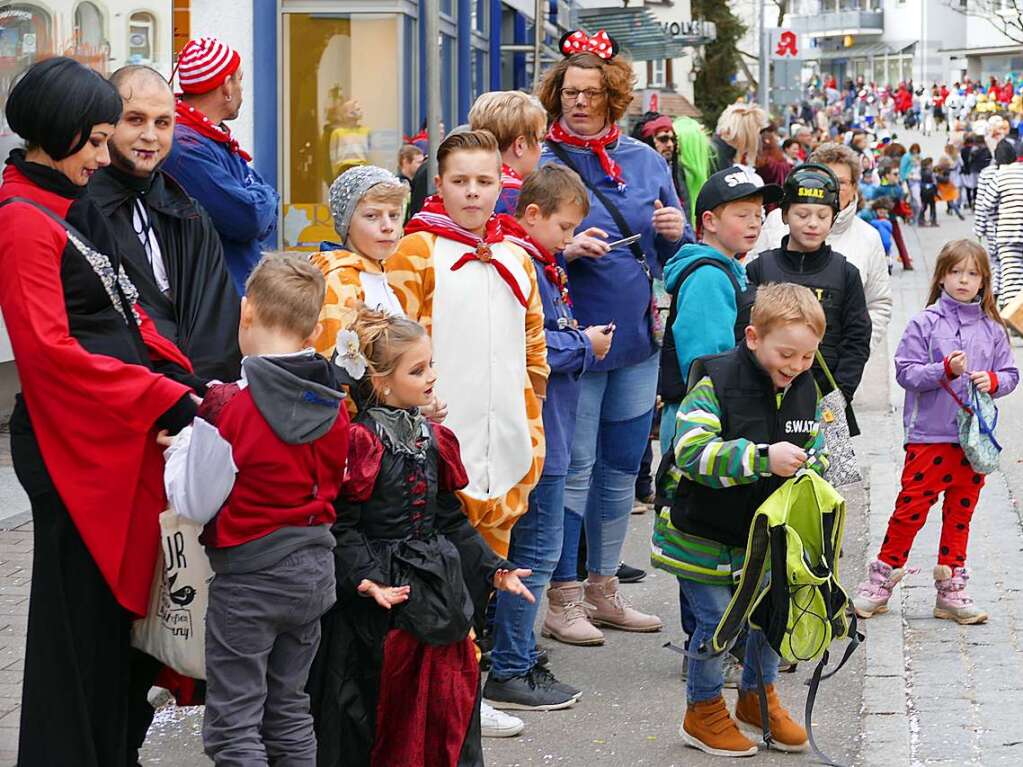 Beim Kinder- und Familienumzug sind der Fantasie keine Grenzen gesetzt. Zahlreiche Zuschauer verfolgten das nrrische Spektakel.